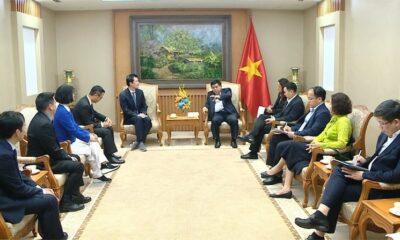 Vietnam's Deputy Prime Minister Nguyen Chi Dung (right) receives Jilei Hou, senior vice president of engineering at Qualcomm Technologies, in Hanoi, April 16, 2025. Photo courtesy of the government's news portal.