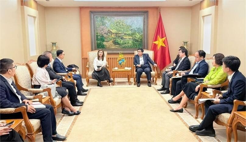 Deputy Prime Minister Nguyen Chi Dung (right) hosts the Southeast Asia Semiconductor Association (SEMI SEA) in Hanoi on April 16, 2025. Photo courtesy of the government's news portal.