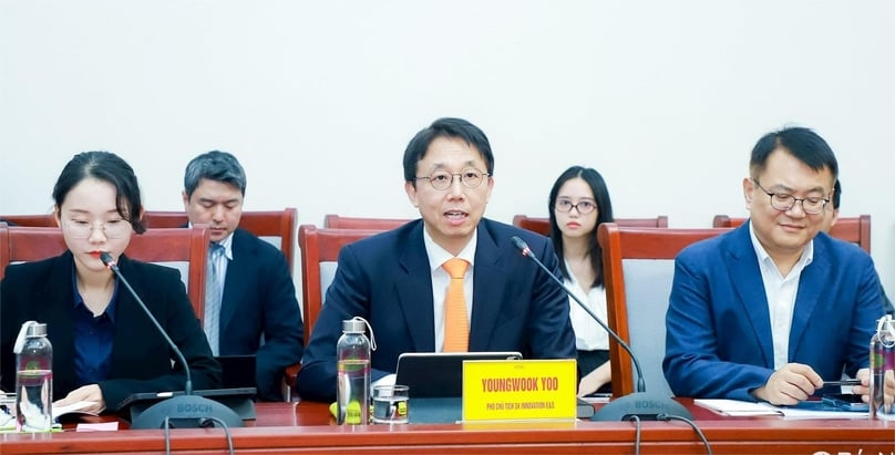 SK Innovation E&S vice president Youngwook Yoo speaks at a meeting with Nghe province's leaders, April 15, 2025. Photo courtesy of Nghe An newspaper.